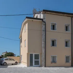 Lana House With Apartman Petrovija