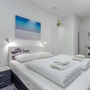 Black & White, Cherry & Blue Apartamento